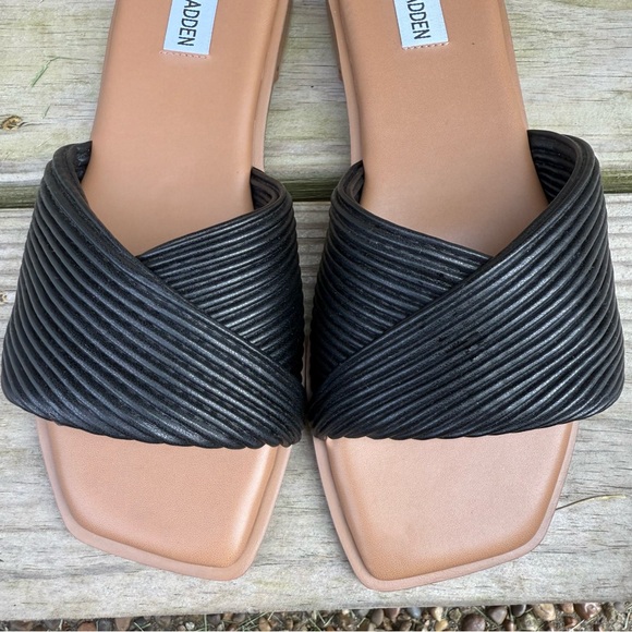 Steve Madden Black Sandals Limitt Textured Criss Cross Low Heel Flats 7 M Slides - Picture 3 of 11